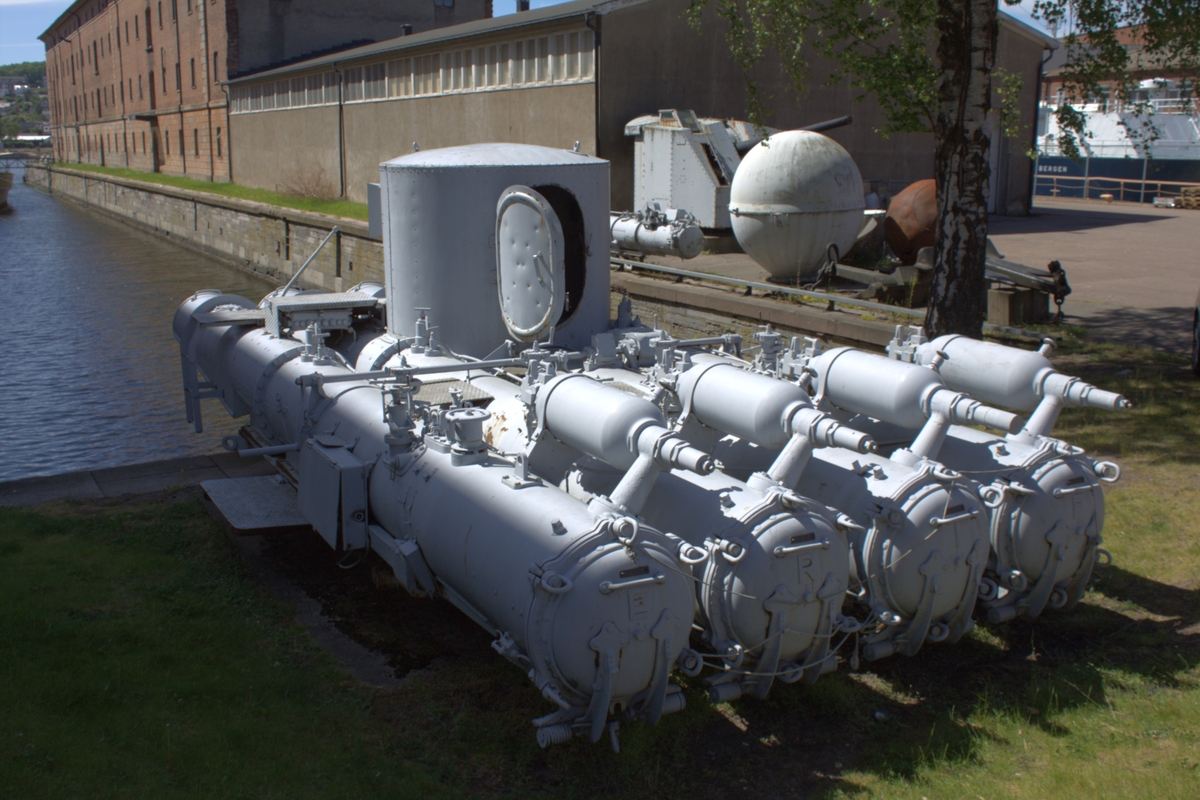 21 QR Torpedorør MK VIII**

Torpedokanon av samme type som var om bord i jageren"Stord".  
Produsert av Sheerness Yard.
Admirality No 168.

Rørene er sett bakfra nummerert E R I F. Hytta er montert over rør nr. R I F. Forran hytta over alle 4 rør går en gangvei med rekke. Leider på begge sider.