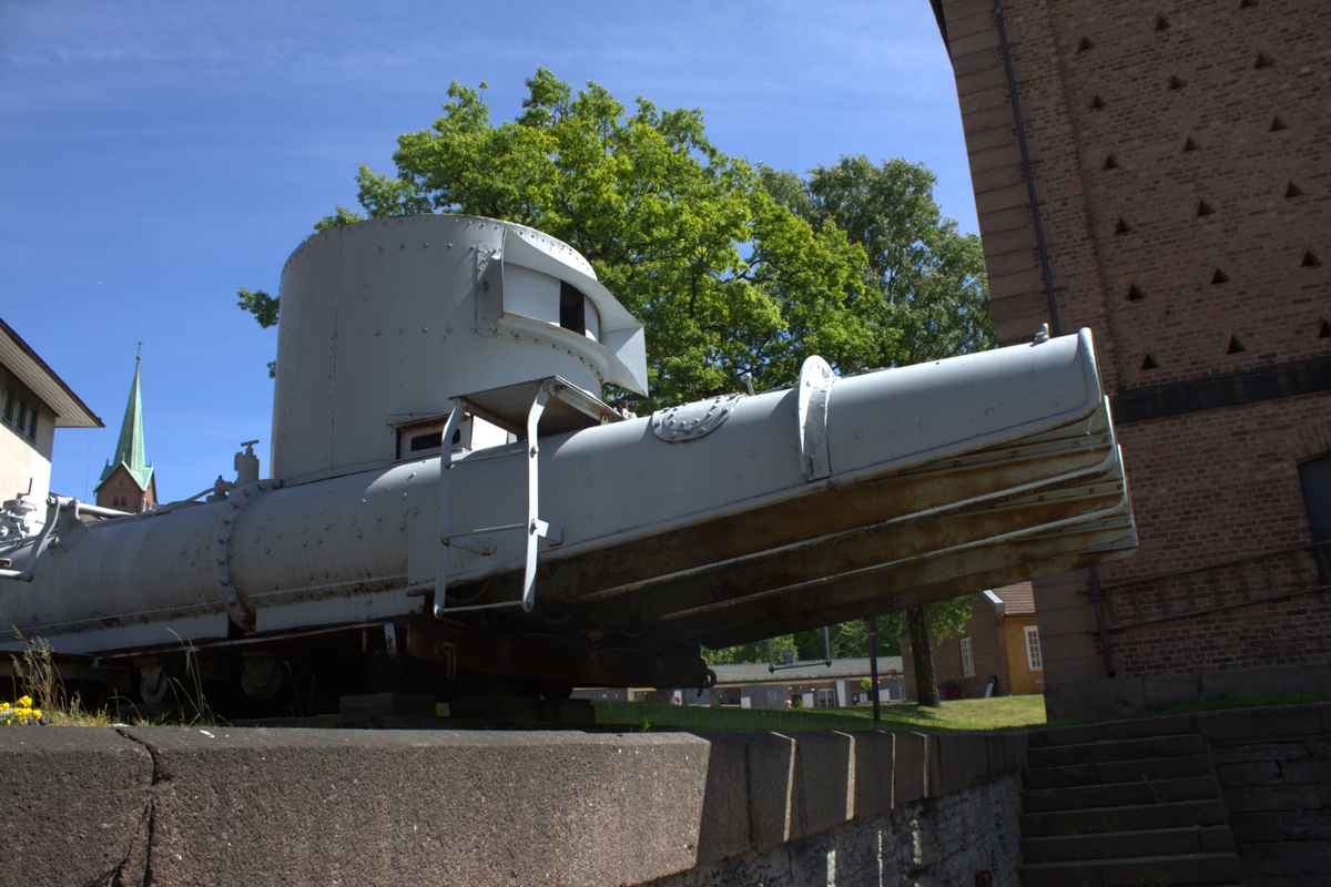 21 QR Torpedorør MK VIII**

Torpedokanon av samme type som var om bord i jageren"Stord".  
Produsert av Sheerness Yard.
Admirality No 168.

Rørene er sett bakfra nummerert E R I F. Hytta er montert over rør nr. R I F. Forran hytta over alle 4 rør går en gangvei med rekke. Leider på begge sider.