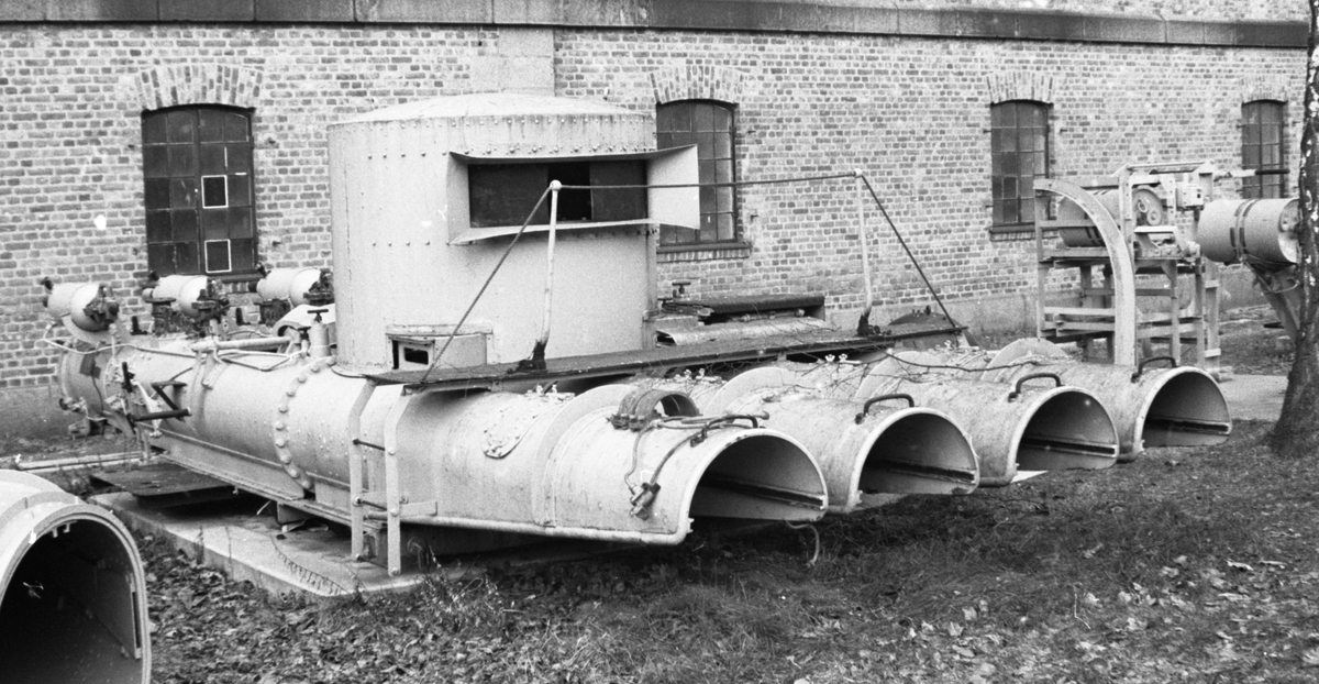 21 QR Torpedorør MK VIII**

Torpedokanon av samme type som var om bord i jageren"Stord".  
Produsert av Sheerness Yard.
Admirality No 168.

Rørene er sett bakfra nummerert E R I F. Hytta er montert over rør nr. R I F. Forran hytta over alle 4 rør går en gangvei med rekke. Leider på begge sider.