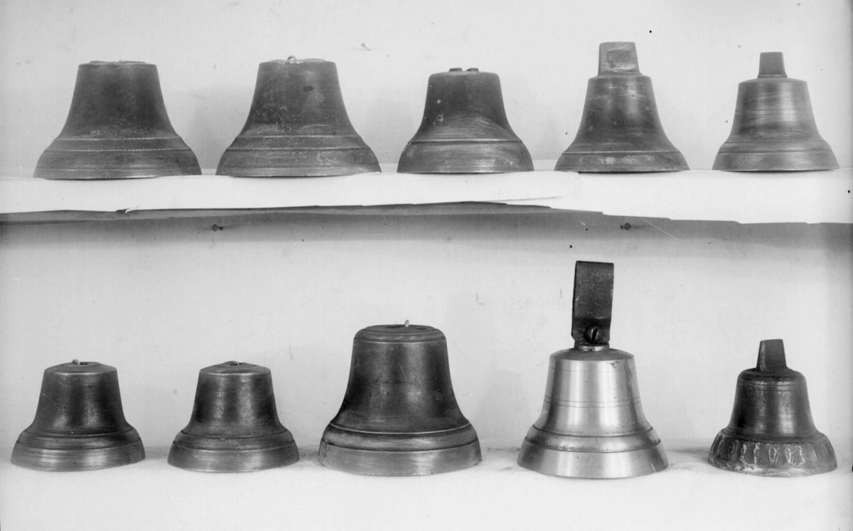 Beger av sølv. Begeret har stett og rund sokkel. På klokken er det to border med dekorative punslinger, mellom bordene er det drevet dekor av blomster. Siselert bølgedeker på sokkel.