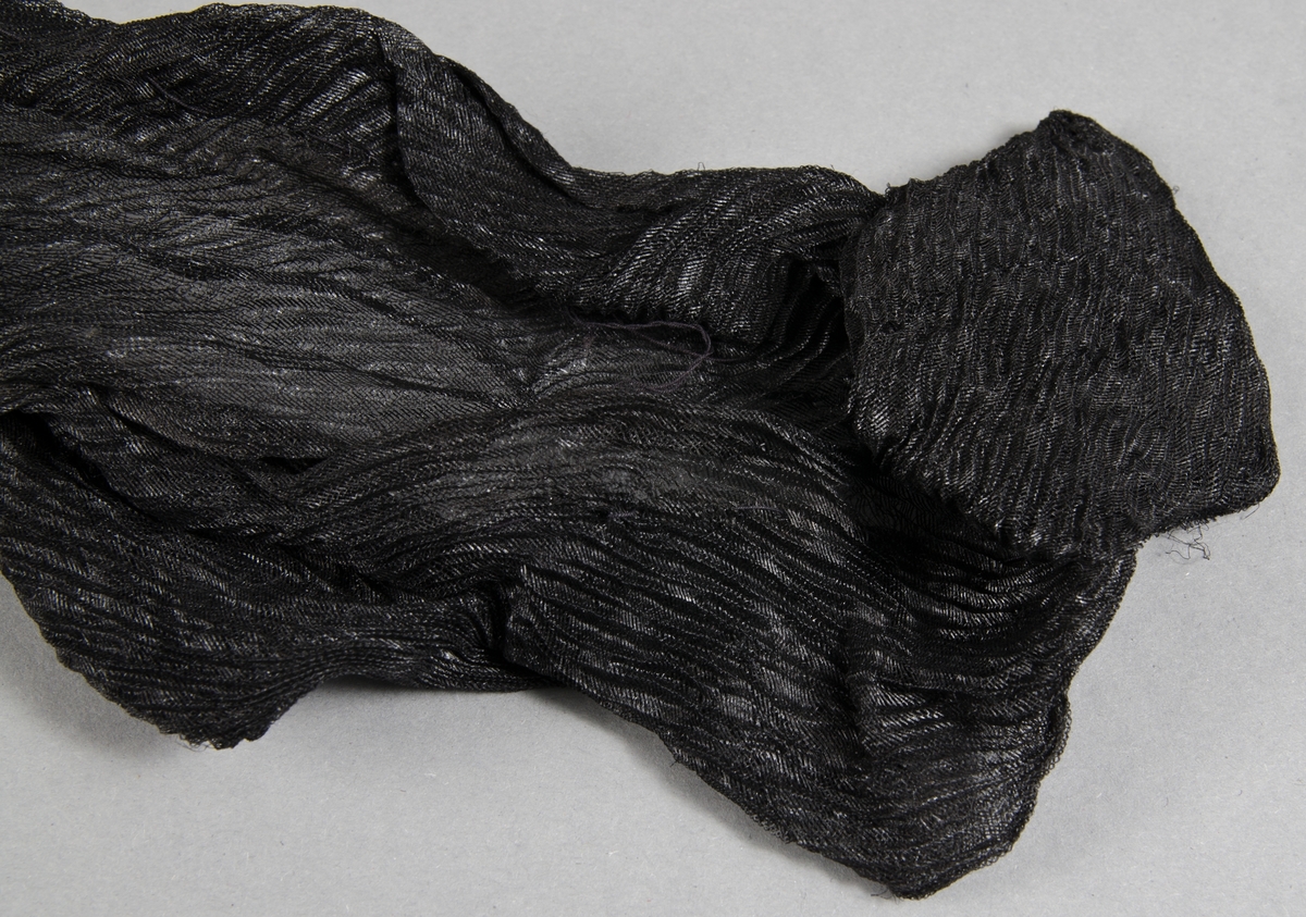 Av flaggblått ylle. Broderat med silke i schattérsöm i ett flertal färger. Moder Svea stående på jordklotet och text: Sveriges Rikssjukkassa Lokalavdelning 32 i Uppsala Stiftad 18 1/12 92. Kantat med blågula snoddar och tofsar. Fodrat med gult ylle. Trästång med svarvade knoppar. Bärstång av trä. Bärbälte av svart läder. Svart sorgflor längd ca 140 cm.