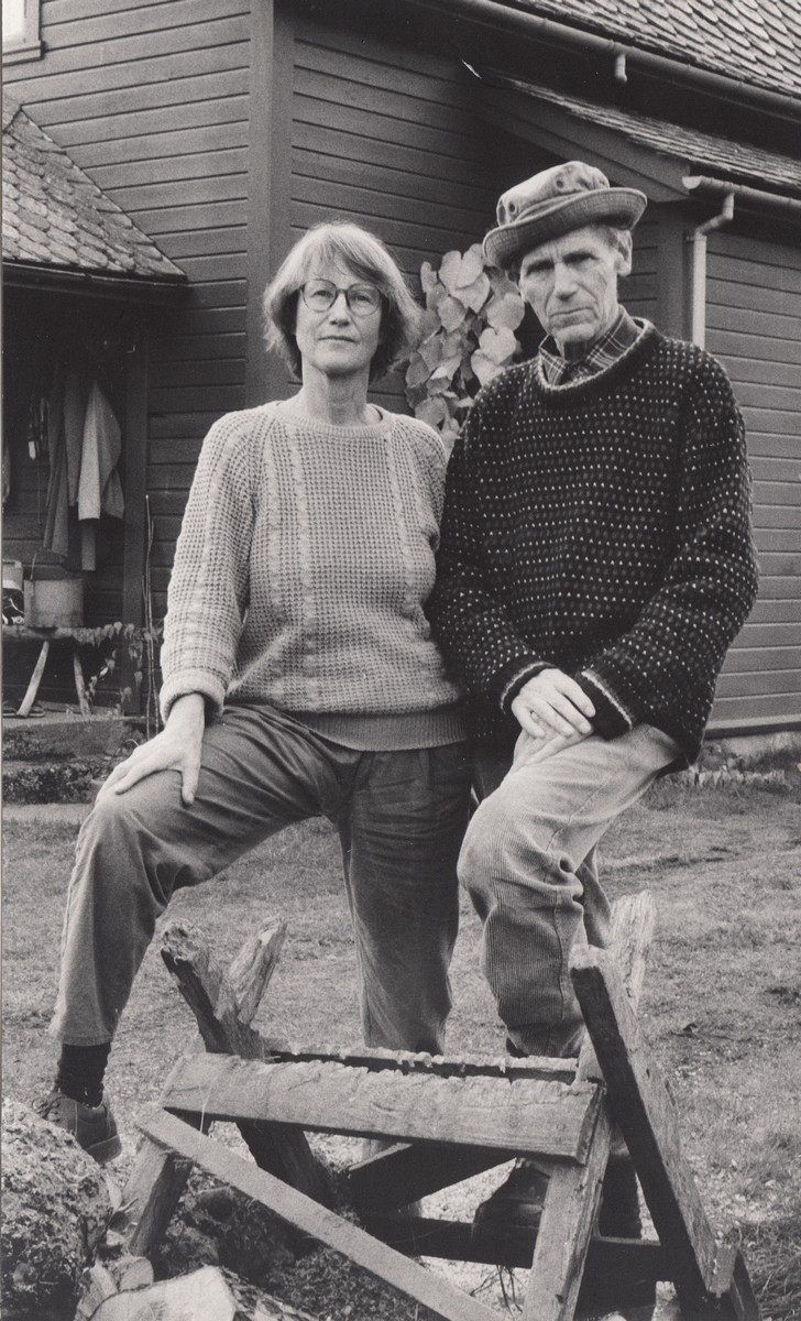 Fotografi av Olav H. Hauge og Bodil Cappelen. Bodil Cappelen var gift med Olav H. Hauge frå 1978 til 1994. Fotografen er ukjend. Biletet vart skanna hos Bodil Cappelen i 2012, og er i Olav H. Hauge-senterets eige. Skanning og innhenting av informasjon vart utført av Eirik Bergesen Dalen. Fotografiet er utan fargar.