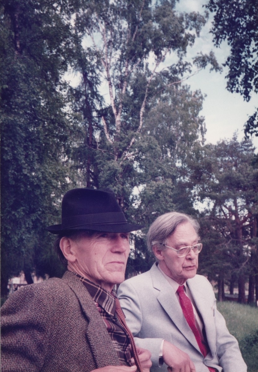 Fotografi av Olav H. Hauge og Rolf Jacobsen på Hamar. I dagboka til Olav H. Hauge står der om eit besøk til Rolf Jacobsen 18. november 1978. (1) I følgje Bodil Cappelen sine opplysingar er fotografiet truleg frå 1978. Fotografen er ukjend. Biletet vart skanna hos Bodil Cappelen i 2012, og er i Olav H. Hauge-senterets eige. Skanning og innhenting av informasjon vart utført av Eirik Bergesen Dalen.

Kjelde:
(1) Hauge, O.H. (2000) Olav H. Hauge Dagbok 1924-1994, fjerde bandet, side 459