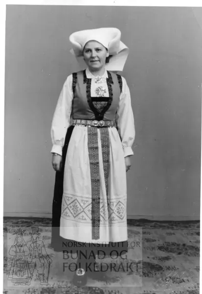 Kone frå Hardanger med felleskaut.