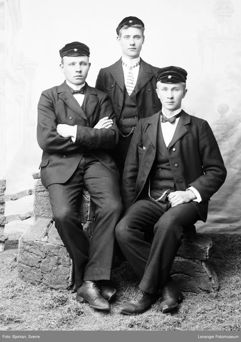 Gruppebilde av menn, studenter -Levanger Fotomuseum / DigitaltMuseum