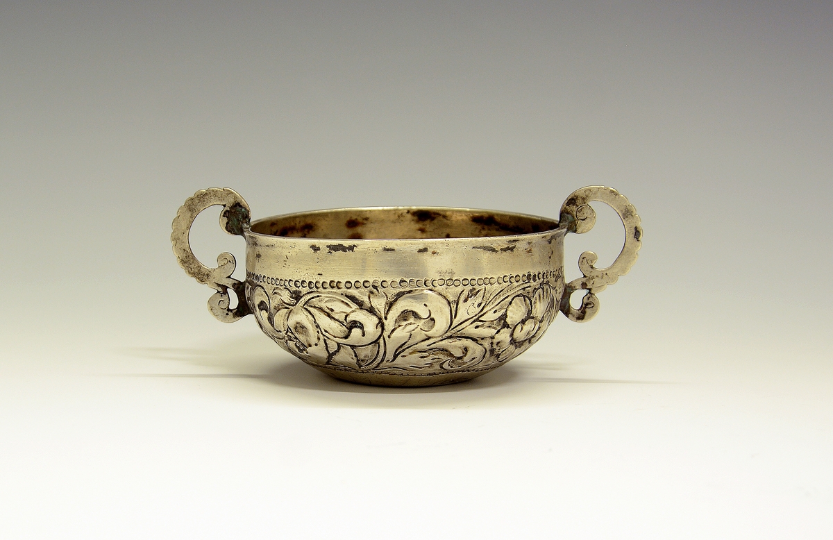 Øreskål. Fra protokollen: Sylvbolle med 2 hevlar (hanker). Ikring er drivi eit rankormanent. Sylvstempel under MNS 1709. (R. Berge)
Mester Michel Nielsen, Øyestad.