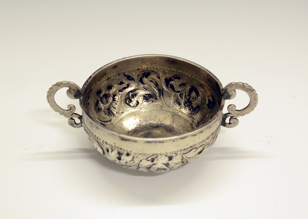 Øreskål. Fra protokollen: Sylvbolle med 2 hevlar (hanker). Ikring er drivi eit rankormanent. Sylvstempel under MNS 1709. (R. Berge)
Mester Michel Nielsen, Øyestad.