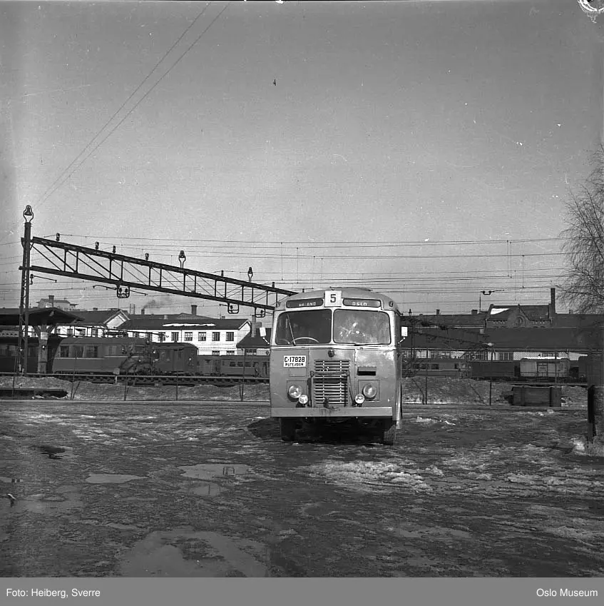 Østbanestasjonen, busstasjon, buss, jernbanespor, tog, bygninger