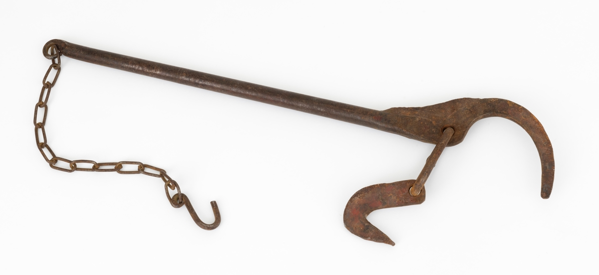 Det sentrale elementet i denne bjønnen er ei 72,7 centimeter lang bendestang. Den er i hovedsak lagd av ei rund jernstang (noen har antydet at det kan ha vært ei geværpipe) med 2,4 centimeters diameter. I den øvre enden av denne stanga er det utsmidd en liten jernkrok der strammelenka skulle festes. I den nedre enden er det utsmidd en atskillig større bendekrok, som skulle brukes ved oppstramming av lastekjettingen. I «knehasen» der den sistnevnte kroken dreier vekk fra bendestangas lengdeakse, er det innsveiset litt jern, som antakelig skulle virke forsterkende og avstivende. Dette «kneet» på bendestanga har også et gjennombutt hull, der det er festet en stor oval kjettinglekk (10,8 centimeter), og i den ytre enden av denne er det en krok, lagd av cirka 9 millimeter tjukt stål. Tømmerkjørerne som brukte slike bjønner som bindsel la kjettingene som skulle omslutte tømmeret slik at endene møttes oppå lasset. Deretter stakk de den spisse endebuen på bendestanga inn i en av lekkene på kjettingen som kom fra den ene sida og plasserte kroken som var forankret i overkant av bua i en lekk i kjettingen som kom fra den andre sida. Deretter dro de i bendestanga, slik at kjettingene ble strammet, noe som også innebar at lasset ble noe komprimert. Når det var stramt nok, festet de en krok som satt i ytterenden av en snaut 42 centimeter lang, mer «smålekket» kjetting med forankring i et øye i de øvre enden av bjønnen i den på dette tidspunktet stramme kjettingen som omsluttet lasset. På denne måten låste de sledekjettingene i en stram posisjon, og kjøringa kunne starte.
