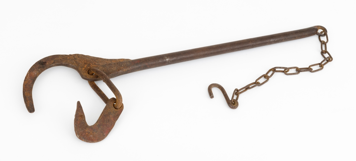 Det sentrale elementet i denne bjønnen er ei 72,7 centimeter lang bendestang. Den er i hovedsak lagd av ei rund jernstang (noen har antydet at det kan ha vært ei geværpipe) med 2,4 centimeters diameter. I den øvre enden av denne stanga er det utsmidd en liten jernkrok der strammelenka skulle festes. I den nedre enden er det utsmidd en atskillig større bendekrok, som skulle brukes ved oppstramming av lastekjettingen. I «knehasen» der den sistnevnte kroken dreier vekk fra bendestangas lengdeakse, er det innsveiset litt jern, som antakelig skulle virke forsterkende og avstivende. Dette «kneet» på bendestanga har også et gjennombutt hull, der det er festet en stor oval kjettinglekk (10,8 centimeter), og i den ytre enden av denne er det en krok, lagd av cirka 9 millimeter tjukt stål. Tømmerkjørerne som brukte slike bjønner som bindsel la kjettingene som skulle omslutte tømmeret slik at endene møttes oppå lasset. Deretter stakk de den spisse endebuen på bendestanga inn i en av lekkene på kjettingen som kom fra den ene sida og plasserte kroken som var forankret i overkant av bua i en lekk i kjettingen som kom fra den andre sida. Deretter dro de i bendestanga, slik at kjettingene ble strammet, noe som også innebar at lasset ble noe komprimert. Når det var stramt nok, festet de en krok som satt i ytterenden av en snaut 42 centimeter lang, mer «smålekket» kjetting med forankring i et øye i de øvre enden av bjønnen i den på dette tidspunktet stramme kjettingen som omsluttet lasset. På denne måten låste de sledekjettingene i en stram posisjon, og kjøringa kunne starte.