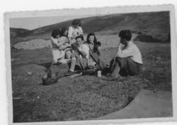 Kjenner noen hvem er disse unge jenter og tre gutter på pikn