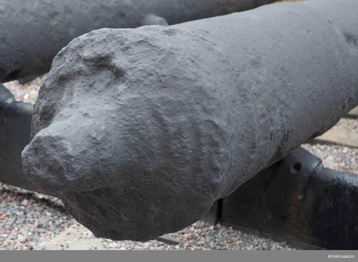 Grupp F I. 
Upptogs den 23-26 juni 1876 av dykare ur Ystads hamn under pågående muddringsarbete. Kanonen befriades efter upptagandet från en mängd slam och lera, som omgav den. Däri fanns även stycken av fartygsspant, block och tåg samt kotor av människoben. Antagligen var kanonen lastad på något fartyg, som sjunkit i Ystads hamn.  