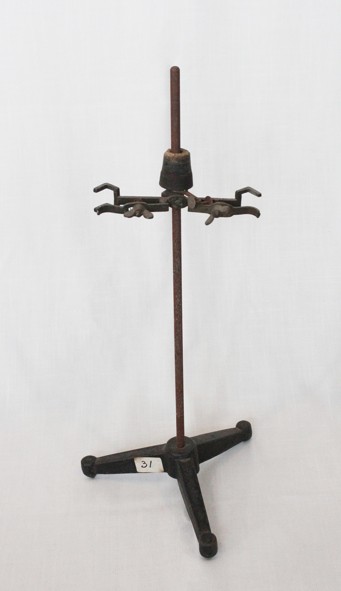 Stativ til to reagensrør og en spritlampe. 