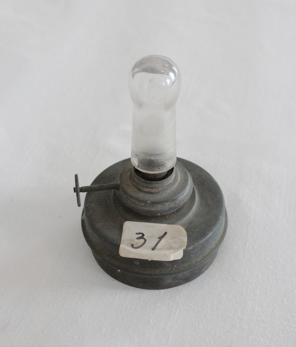 Stativ til to reagensrør og en spritlampe. 