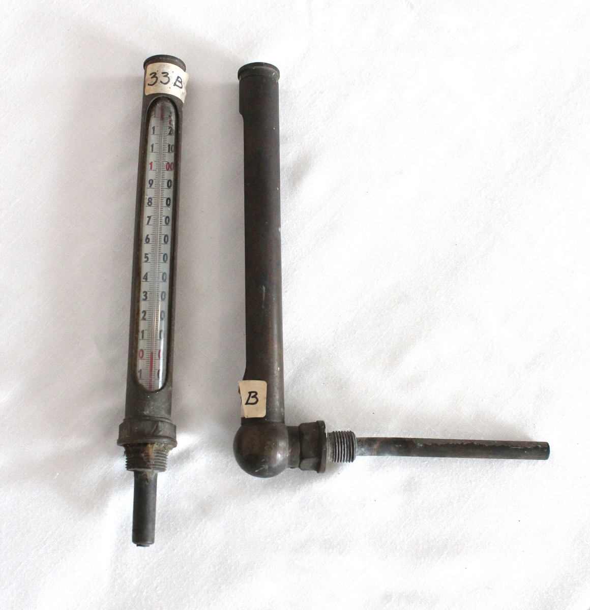 Brukt i formesker. På termometeret med kobberdekke kan det ses spor av mønjepigment. Dette har antagelig vært fastmontert i en karvegg. 

To av termometerne  har vært skrudd inn i en karvegg. 

Samtlige har gradinndeling i celsius. 


Fra samlingen etter Ole Gjestvang. 
