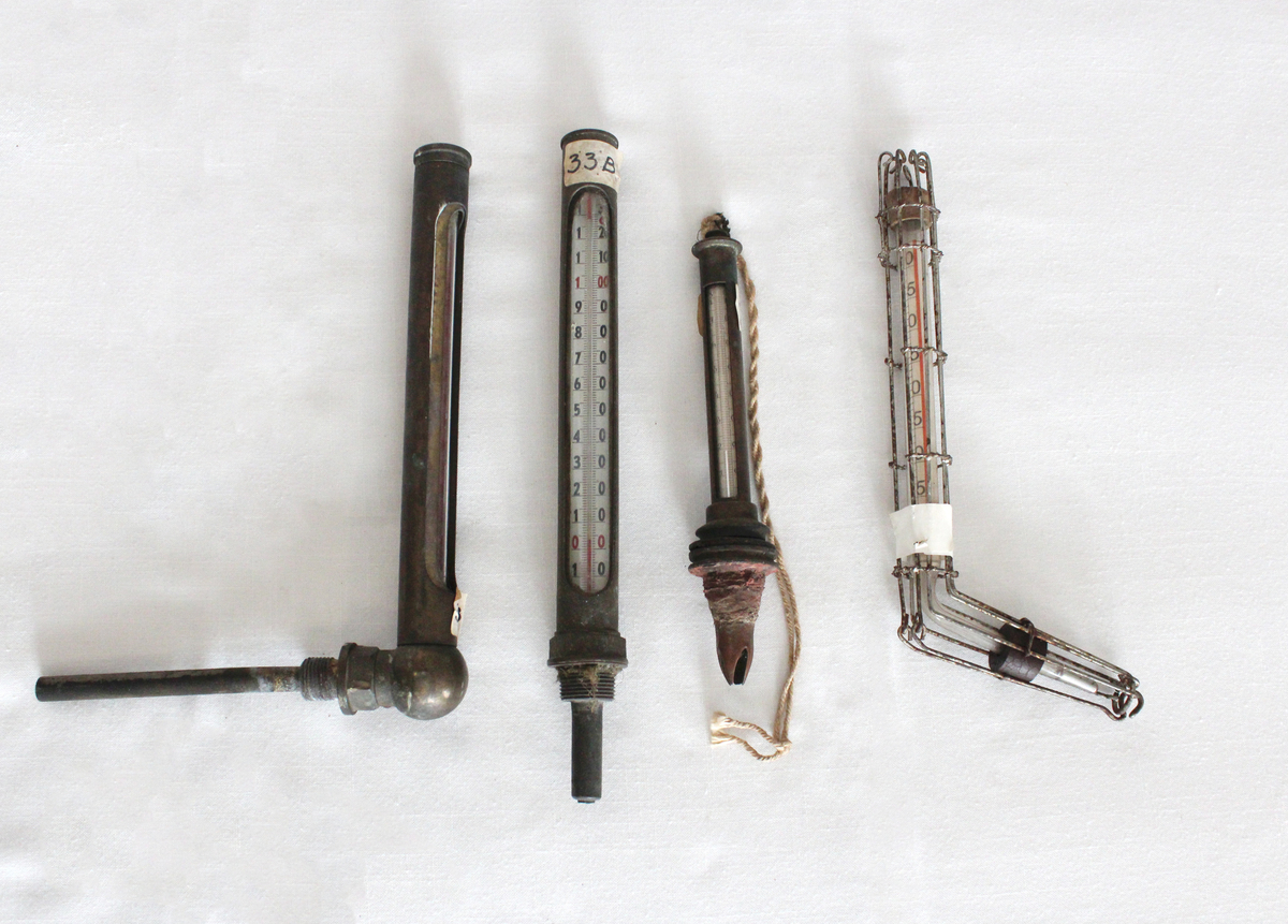 Brukt i formesker. På termometeret med kobberdekke kan det ses spor av mønjepigment. Dette har antagelig vært fastmontert i en karvegg. 

To av termometerne  har vært skrudd inn i en karvegg. 

Samtlige har gradinndeling i celsius. 


Fra samlingen etter Ole Gjestvang. 
