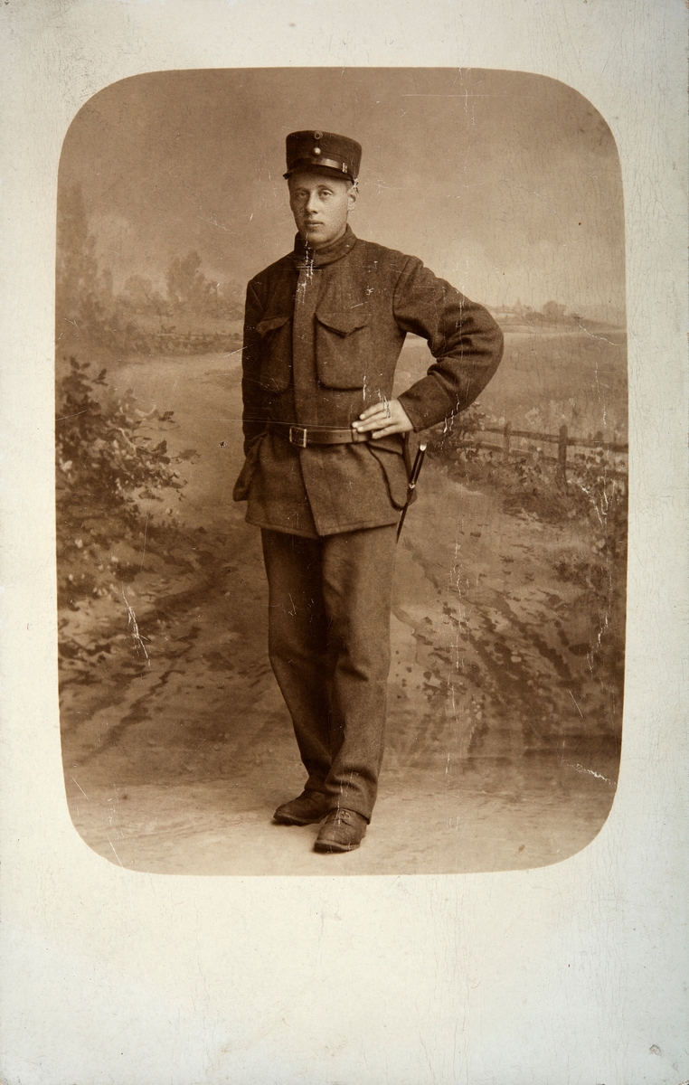 Kristian Engen 1889-1962. Gårdsarbeider på Lundegård, lille, Ottestad. Militær, uniform.