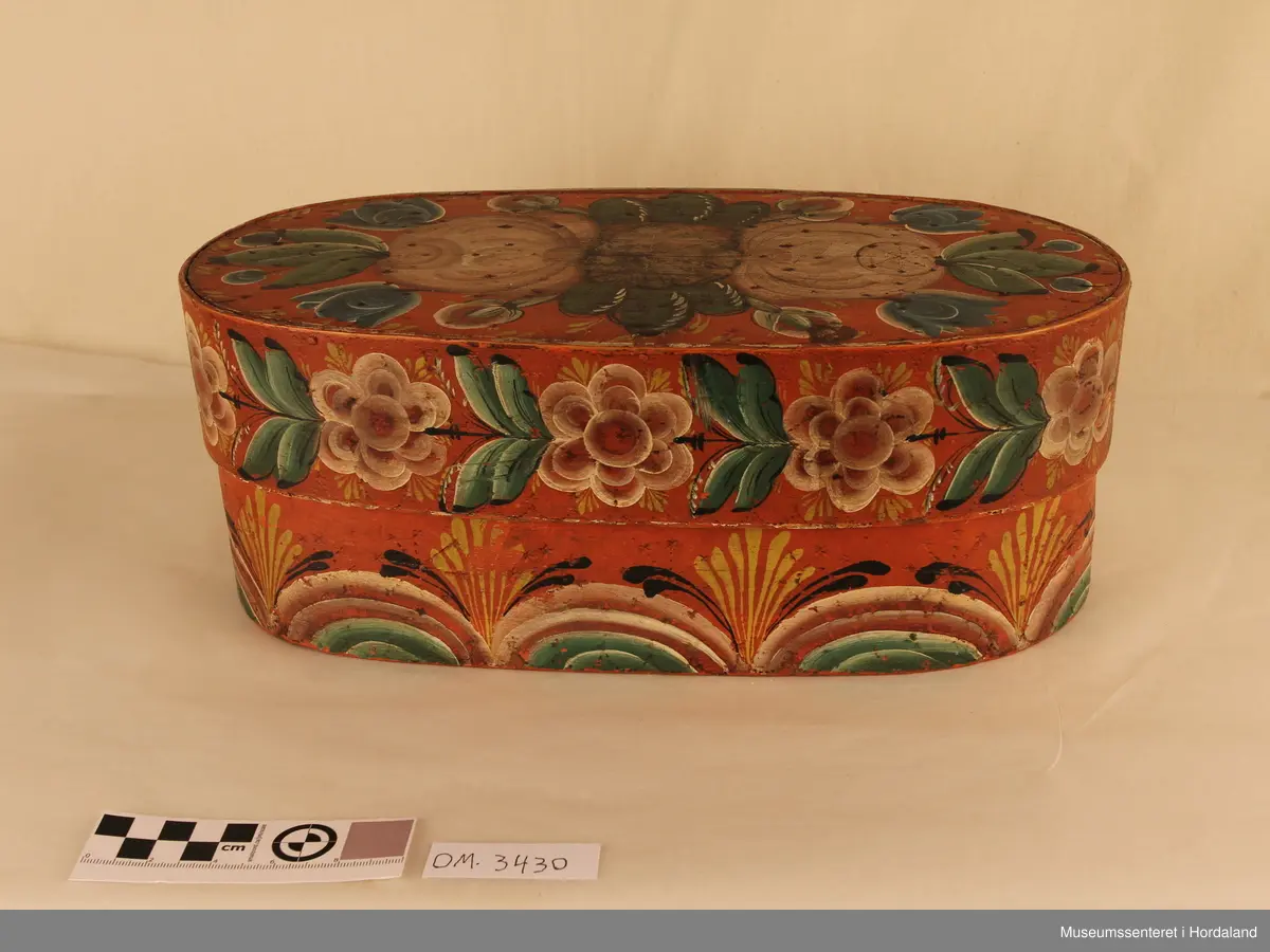 Oval øskje med lok. Rosemaling.