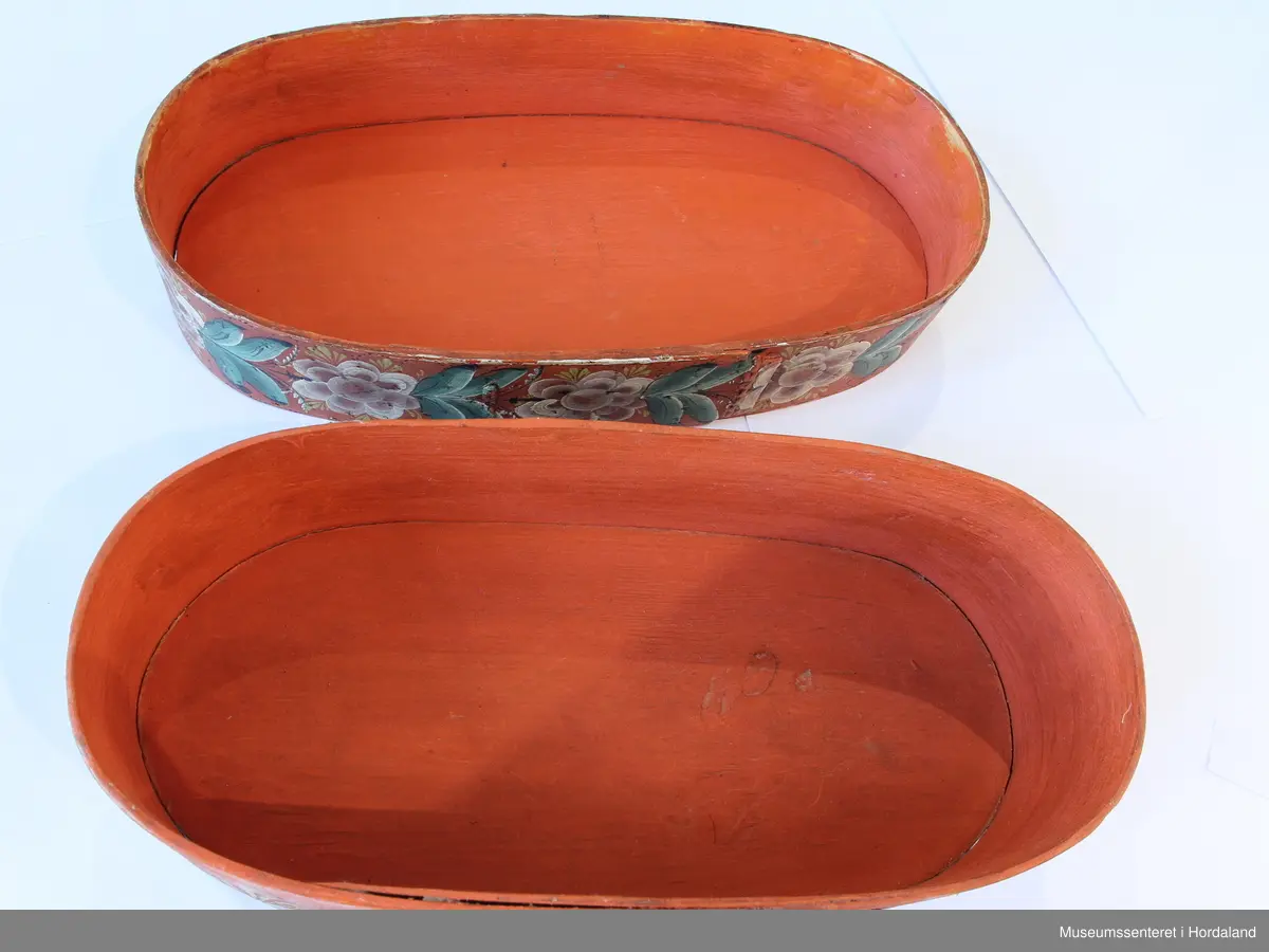 Oval øskje med lok. Rosemaling.