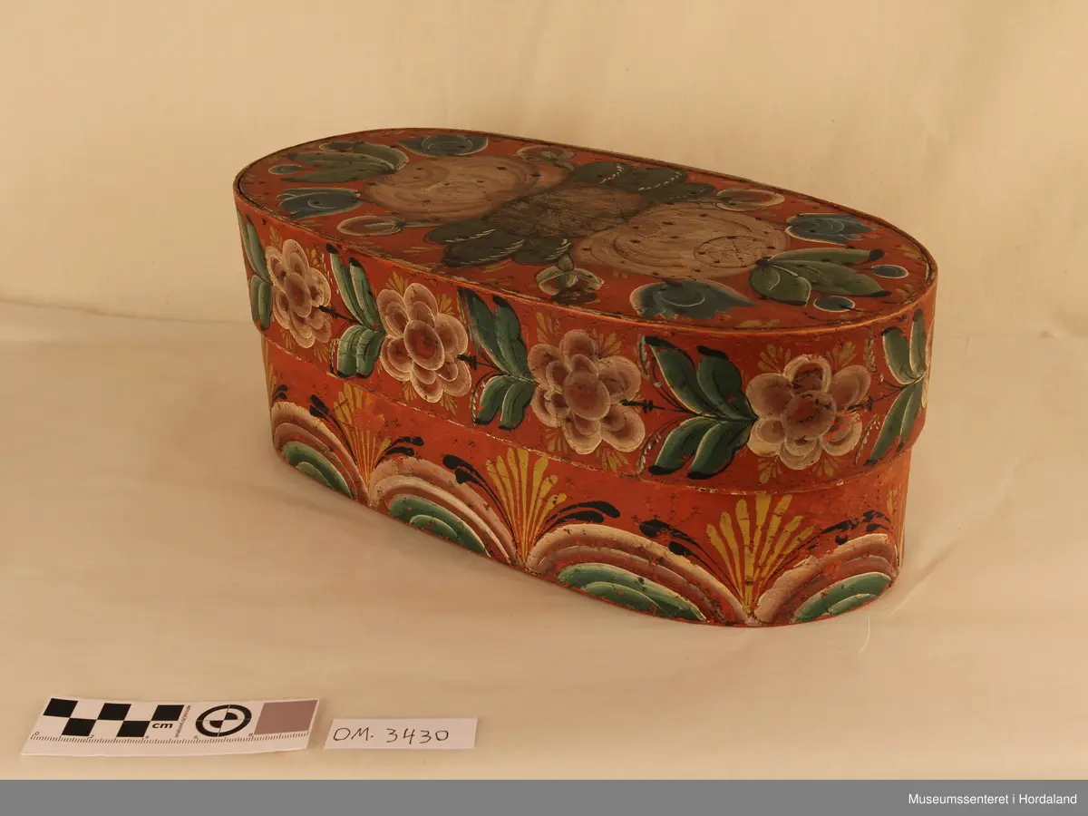 Oval øskje med lok. Rosemaling.