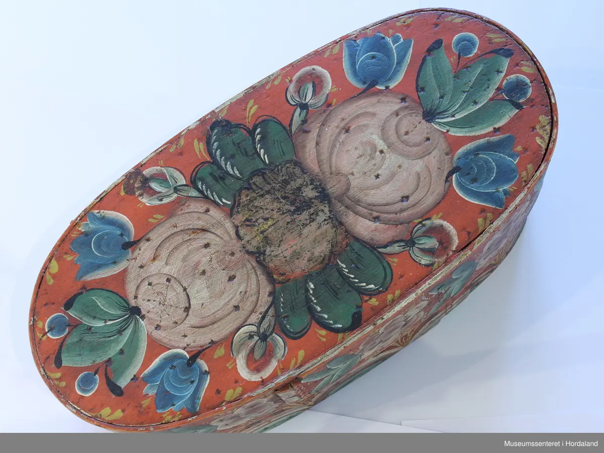 Oval øskje med lok. Rosemaling.