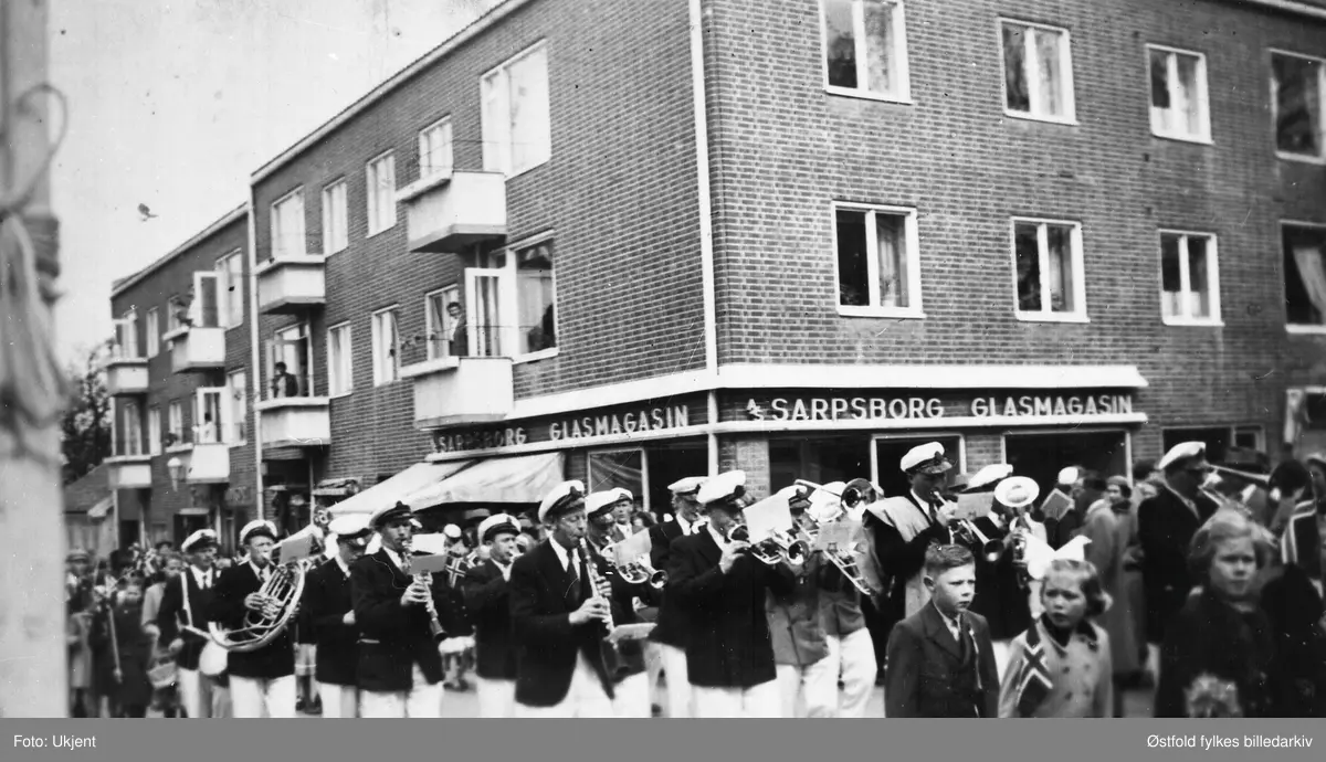 Korpset "Harmoni" fra Tune i 17. mai-toget i Sarpsborg krysset Sannesundsveien, Korsgata