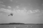 Flyguppvisning med flygplan Bücker Bü 131B Jungmann med civil märkning SE-AGU. Vid flygdagen Flygets dag på F 3 Malmen, 1938.