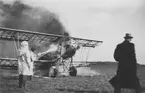 Brand i flygplan SK 8 på flygfältet på F 3 Malmen. Vid avsiktlig eldning av det enda exemplaret av SA-12, mars 1939. En person i arbete.