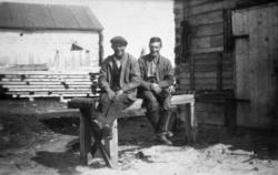 Har du opplysninger om disse bildene fra Salttjern og Vadsø?