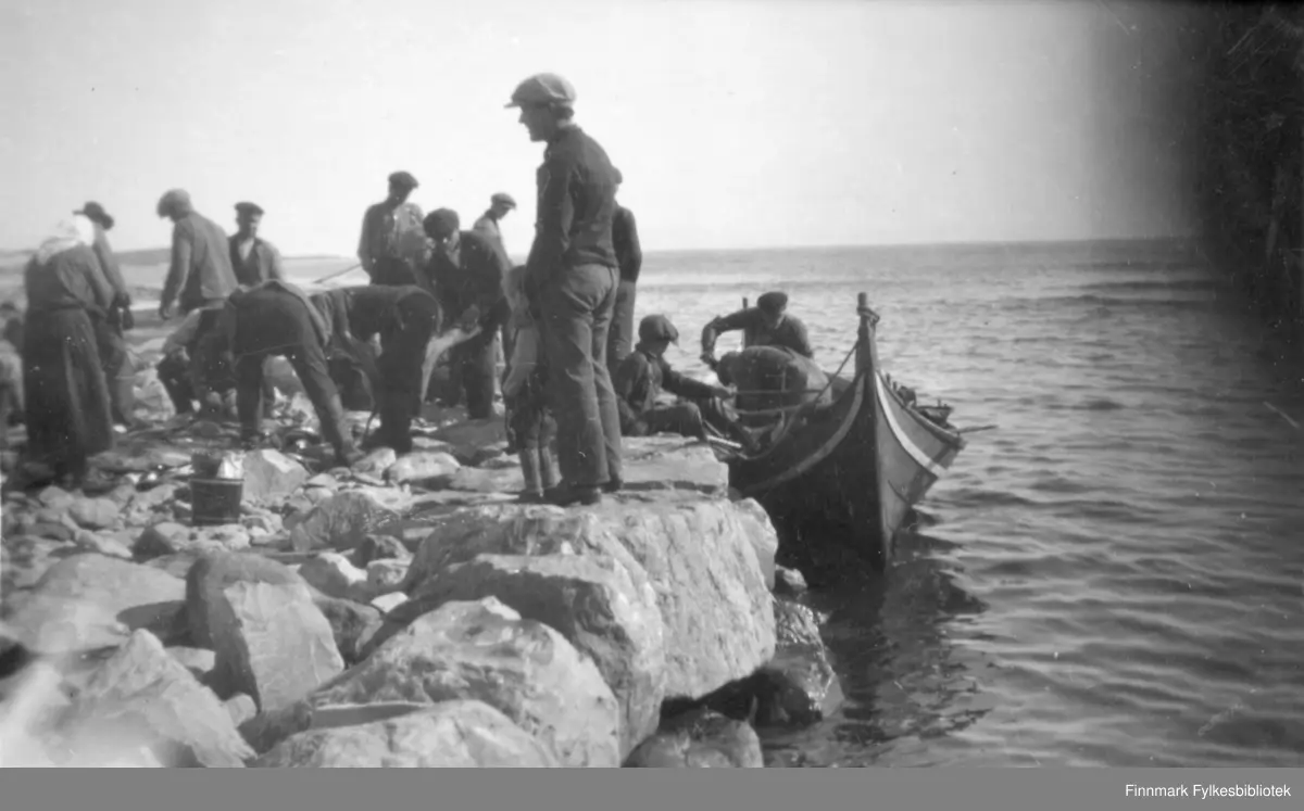 Mange menn og noen damer ved moloen i Salttjern.