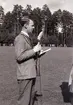 SM i gång på Värendsvallen, 1943.
En man i kostym, talar i mikrofon på planen.