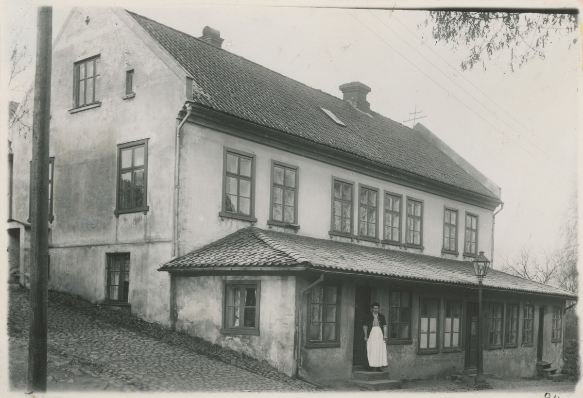 Klostergt., fem bilder. Trykk på pilen.

Bilde 1:
Nr. 32, trolig bygget før 1841.

Bilde 2:
Nr. 3 - "Pianogården".

Bilde 3:
Nr. 26, bygget før 1846.

Bilde 4:
Nr. 23 - Dansesalen ("Svarten").
Historikk: "Vandogsalen" holdt til i 2.etg. her.

Bilde 5:
Nr. 20.