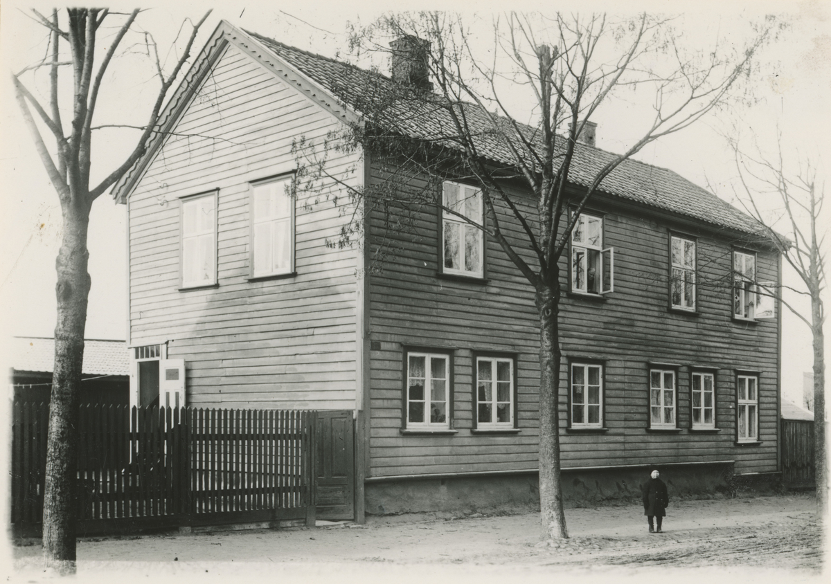Klostergt., fem bilder. Trykk på pilen.

Bilde 1:
Nr. 32, trolig bygget før 1841.

Bilde 2:
Nr. 3 - "Pianogården".

Bilde 3:
Nr. 26, bygget før 1846.

Bilde 4:
Nr. 23 - Dansesalen ("Svarten").
Historikk: "Vandogsalen" holdt til i 2.etg. her.

Bilde 5:
Nr. 20.