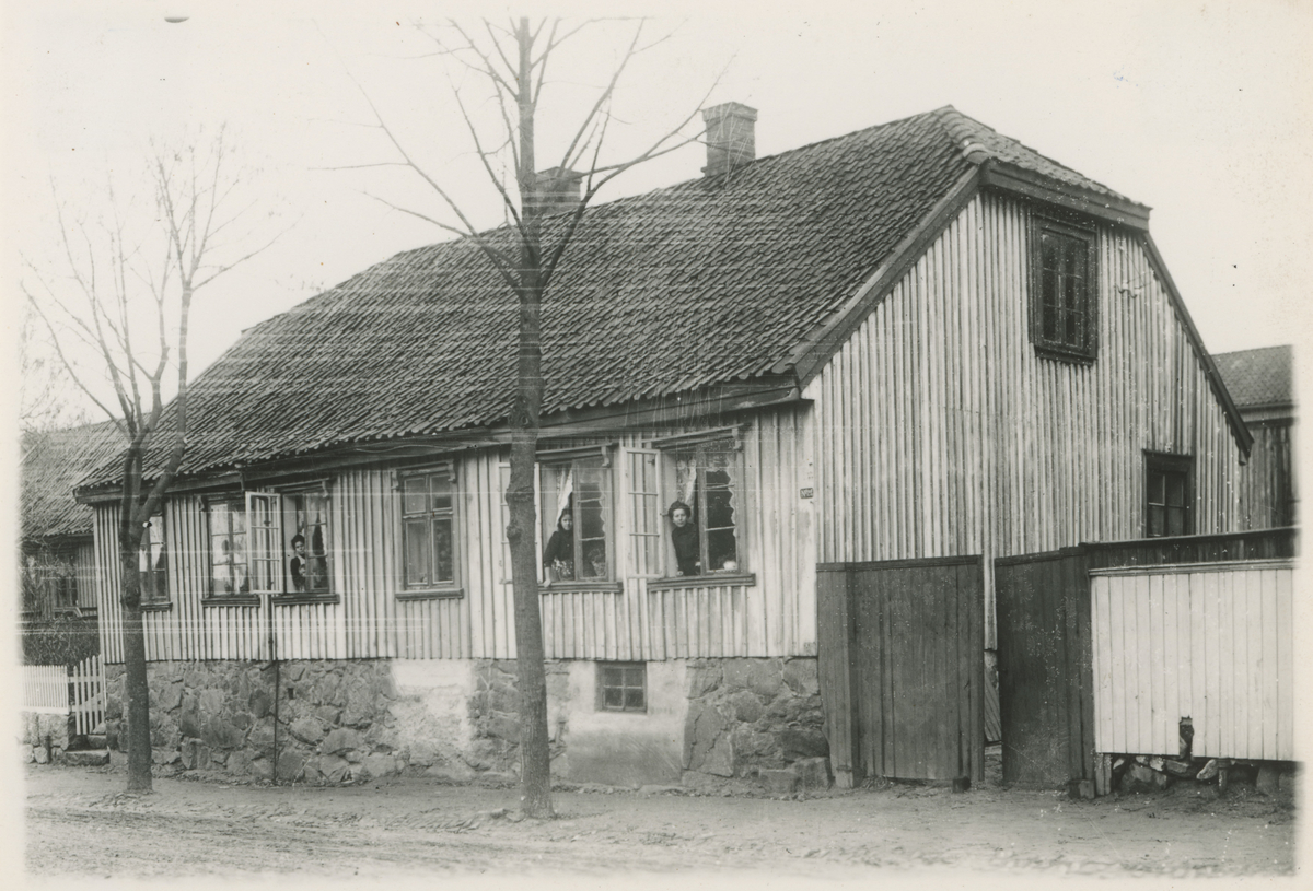 Klostergt., fem bilder. Trykk på pilen.

Bilde 1:
Nr. 32, trolig bygget før 1841.

Bilde 2:
Nr. 3 - "Pianogården".

Bilde 3:
Nr. 26, bygget før 1846.

Bilde 4:
Nr. 23 - Dansesalen ("Svarten").
Historikk: "Vandogsalen" holdt til i 2.etg. her.

Bilde 5:
Nr. 20.