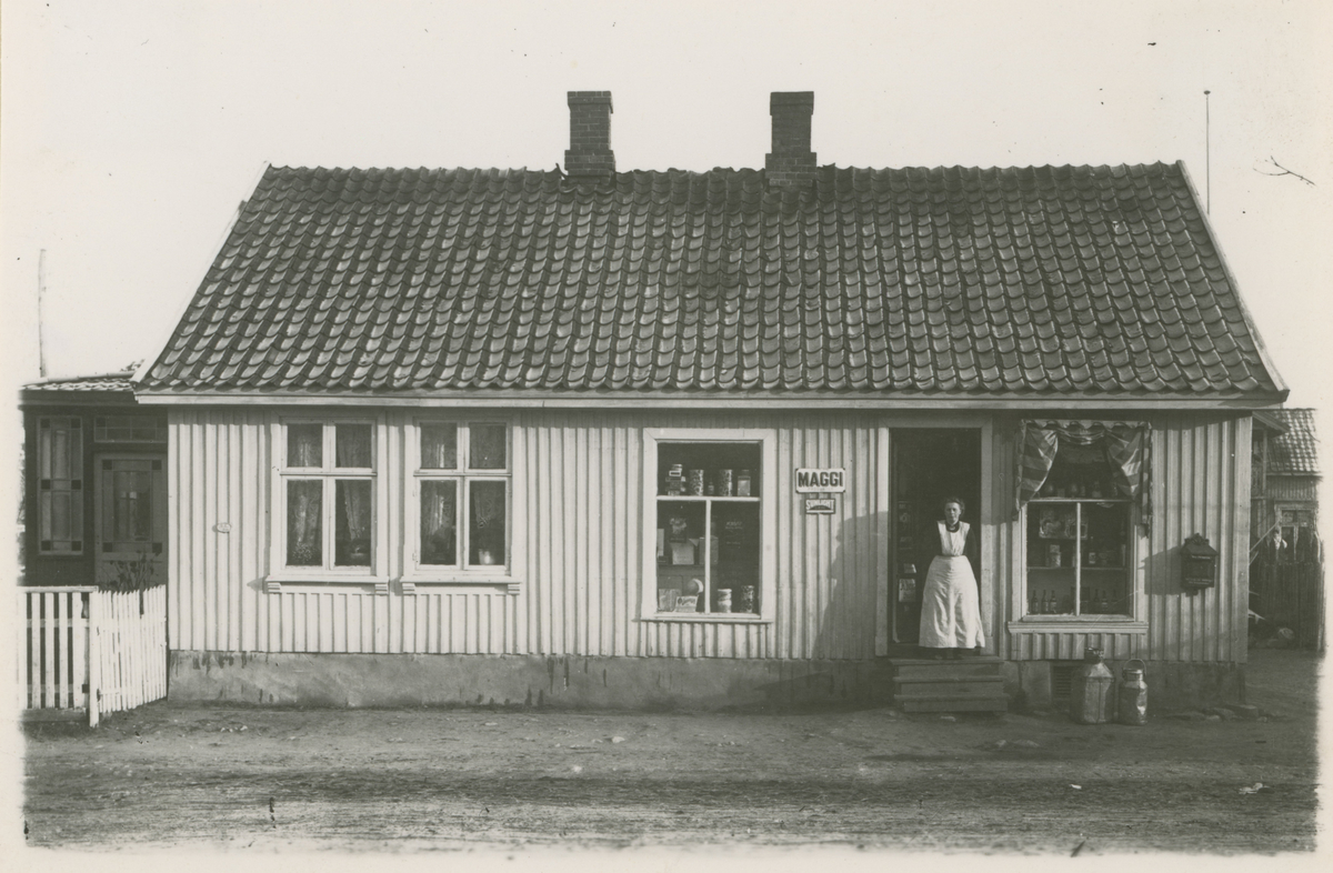 Klostergt., tre bilder, ca. 1910. Trykk på pilen.

Bilde 1:
Nr. 33. Bygget før 1815.

Bilde 2:
Nr. 34.

Bilde 3:
Nr. 35. Bygget før 1802. "Konsumptionshus", senere "Tollvakthuset".