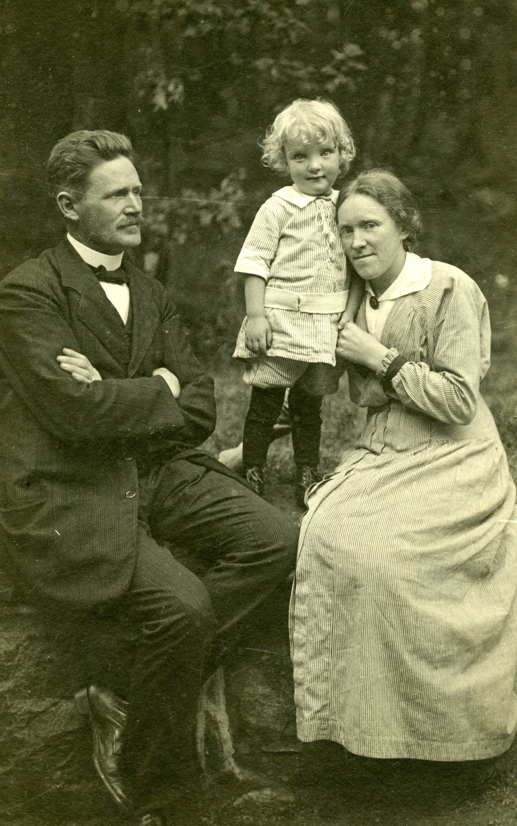 Familjen Johannes (1873 - 1942) och Ida Bengtsson (född i Bölet 1894 - 1965) med sonen Axel Valdemar "Lasse" vid Villa Högbo på Gamla Riksvägen 79 (nu 81) i Kållered, okänt årtal. Johannes var från Lundby i Göteborg (fadern från Vommedal). Han var uppfinnare och hade en mekanisk verkstad intill bostadshuset.