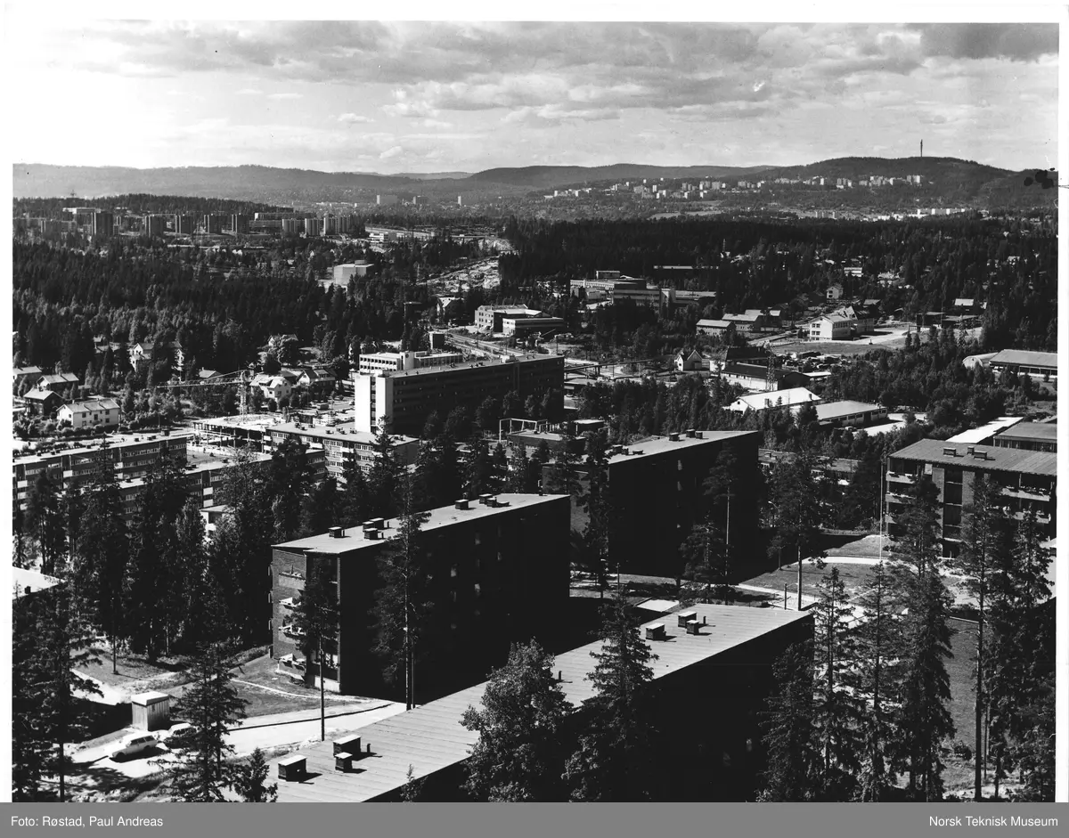 Lørenskog sentrum m Karihaugen (til v.) og Romsås i Oslo