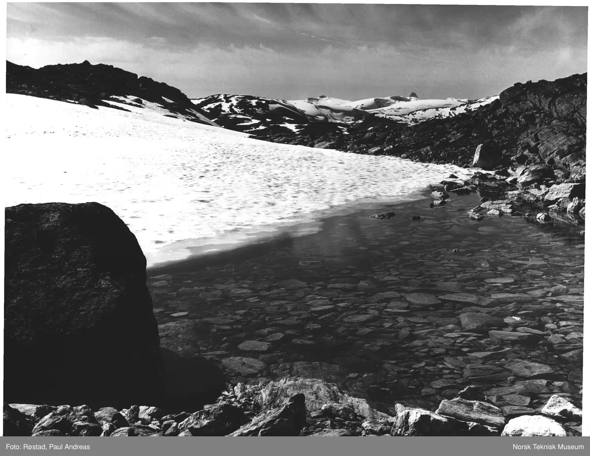 Heller rent vatten ja! Fra Sotskarvet med glimt av Lodalskåpa. På Jostedalsbreen.