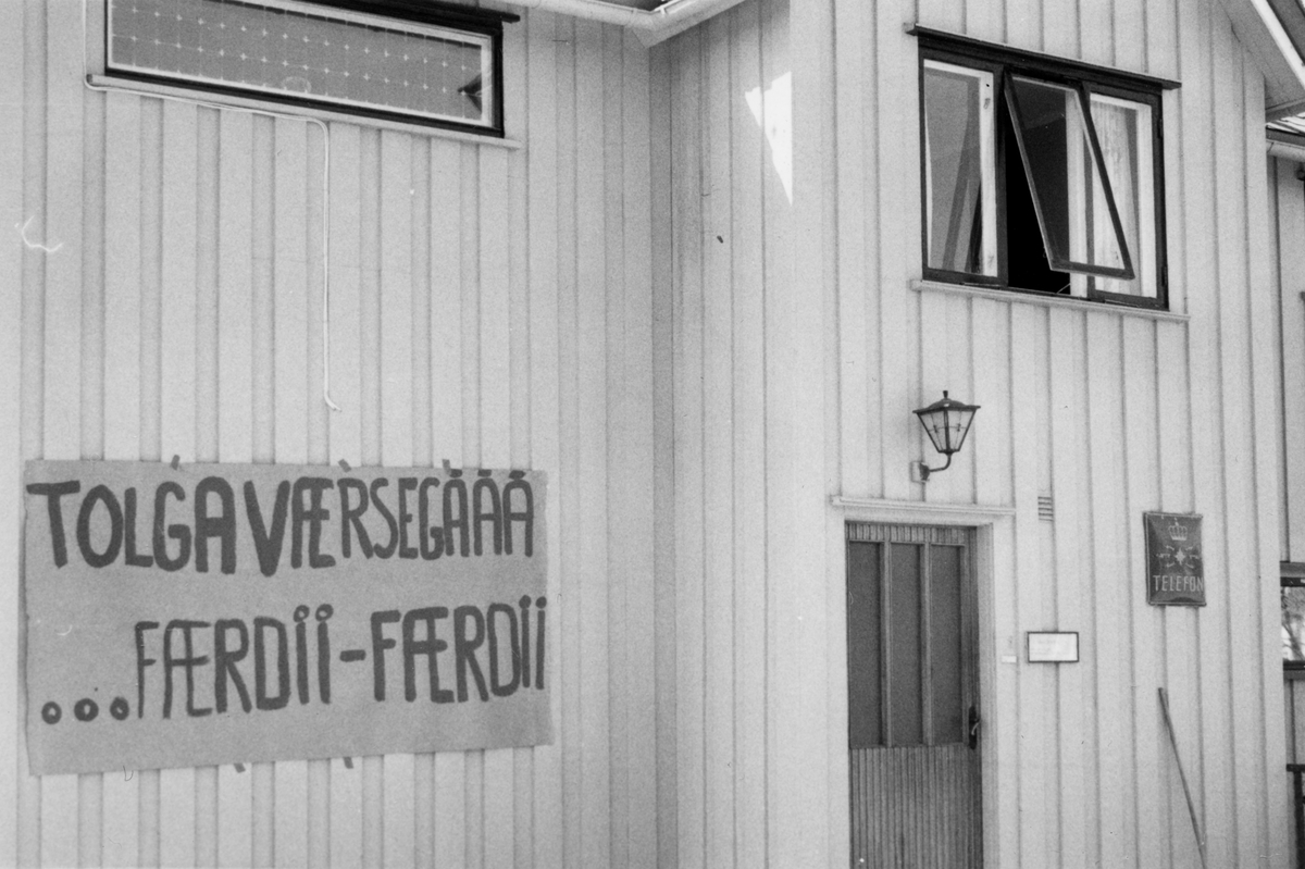 17.mai 1980 Russen har hengt opp bannere med spøkefulle  slagord på butikker i Tolga