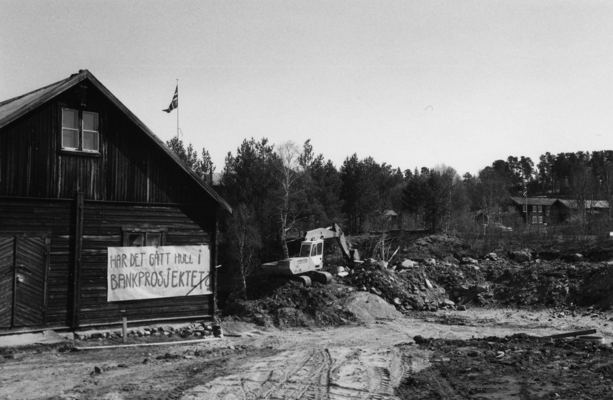 17.mai 1980 Russen har hengt opp bannere med spøkefulle  slagord på butikker i Tolga