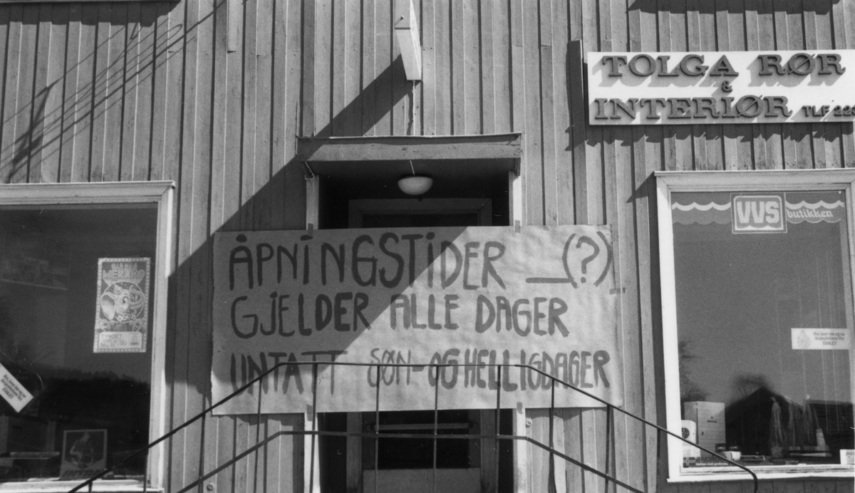 17.mai 1980 Russen har hengt opp bannere med spøkefulle  slagord på butikker i Tolga