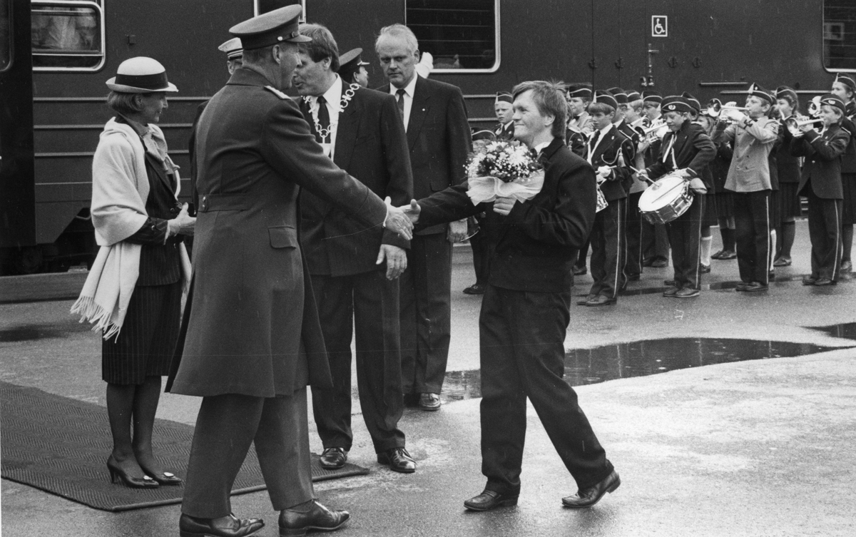 Kong Harald og dronning Sonja besøker Tynset på veg til signingen i Nidaros domkirke