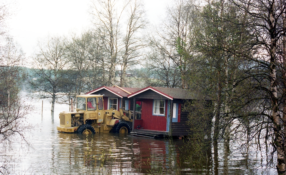 Flom-bilder. Campinghytter under vann