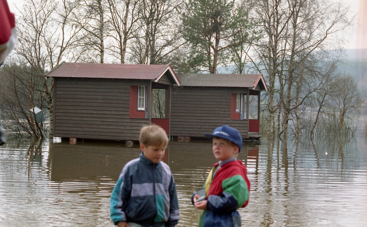 Flom-bilder. To små gutter og stor laster