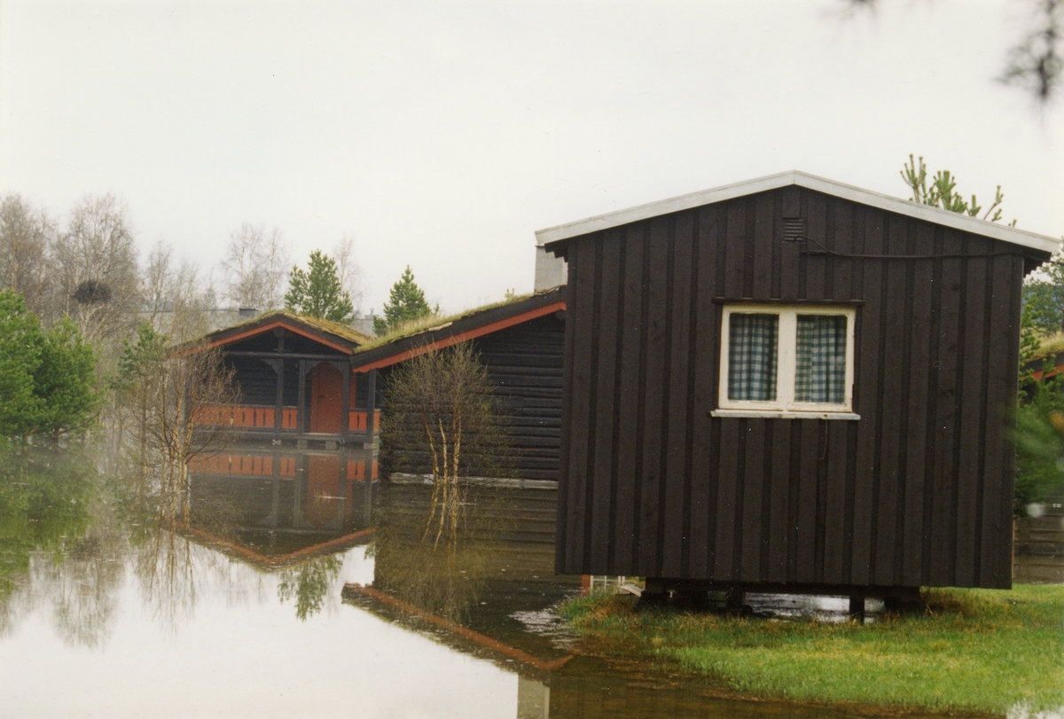 Flom-bilder. Campinghytter under vann
