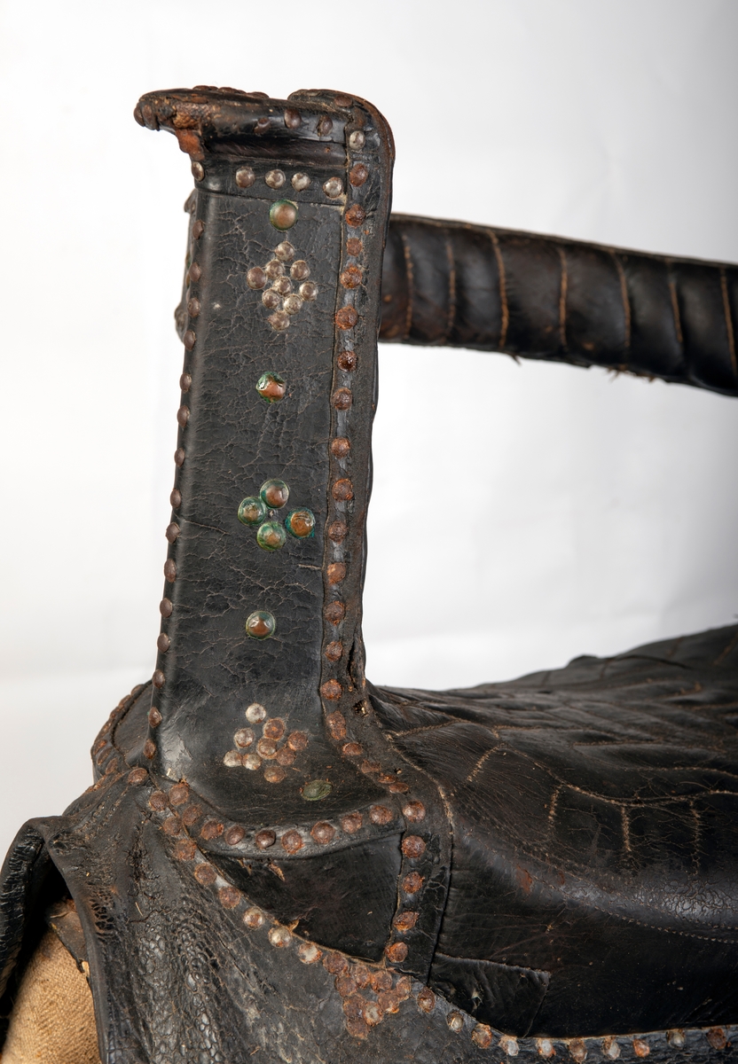 Lær på hele sadelen. Setet syd mønster. Nagler av jern og kobber. Initialene i kobberstift: SLD og årstallet 1755.