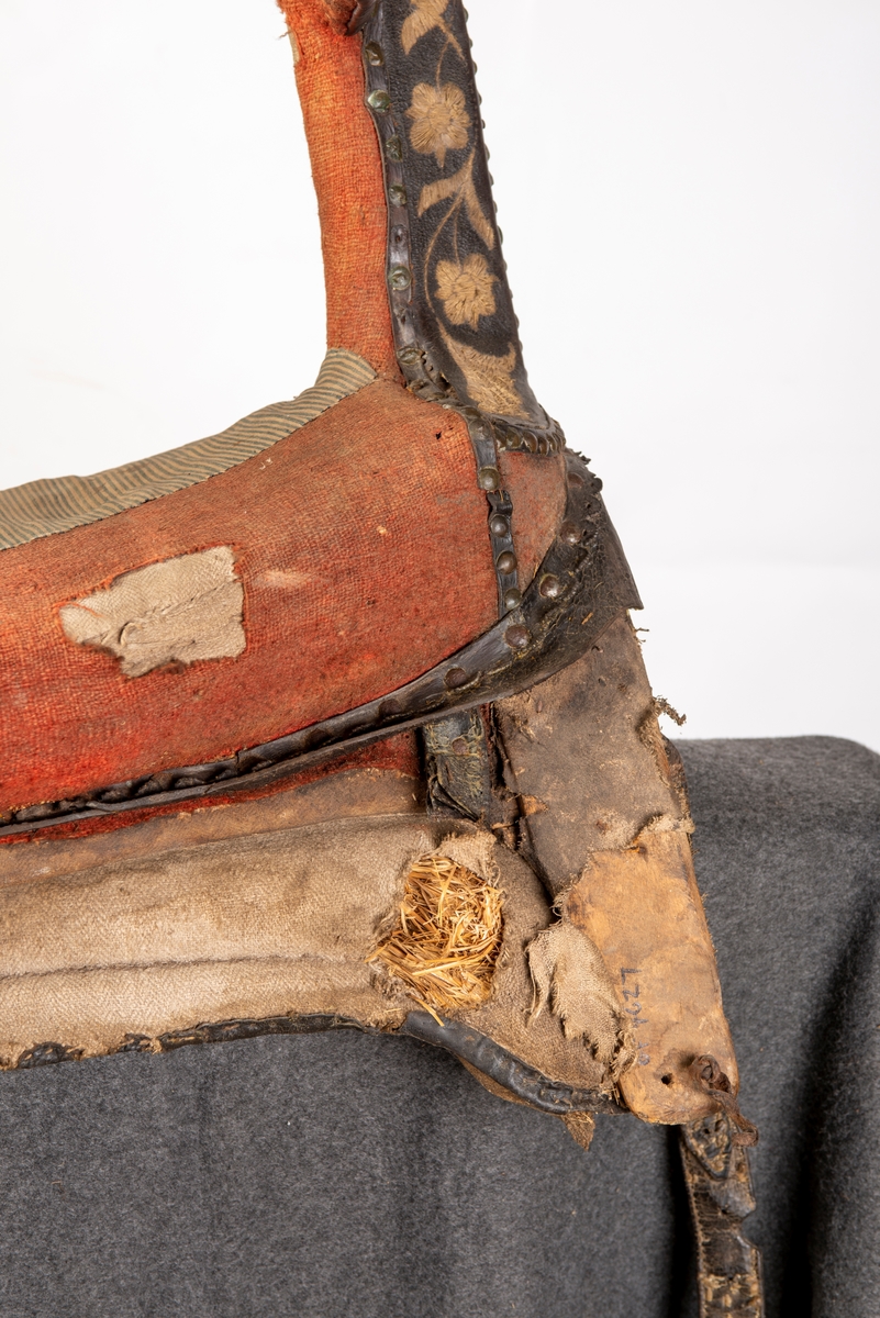 Sete av rødt ullklede reparert med stripete stoff på midten av setet. Broderte initialer EAD og 1792. Brodert lær. Mangler lærkapper.