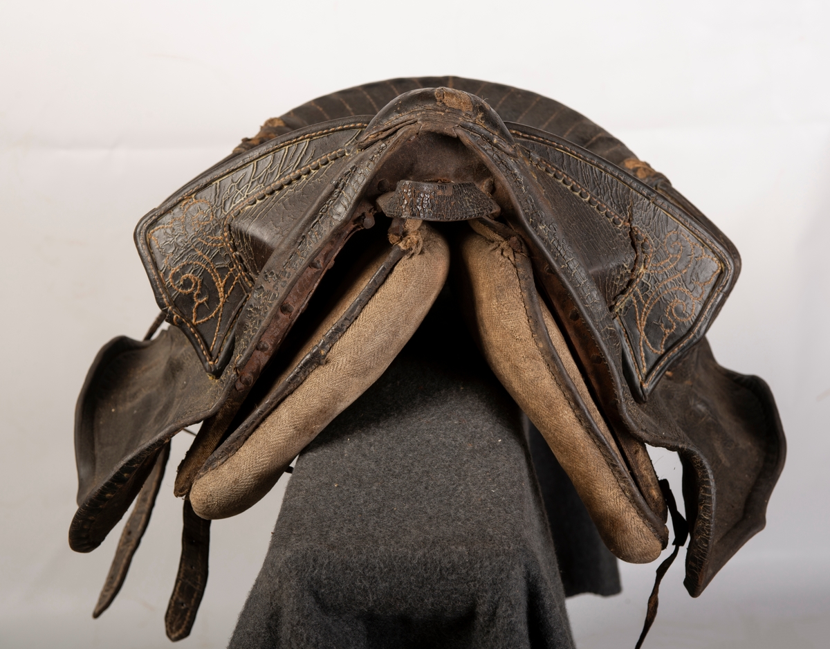 Heltrukket med lær. Broderte initialer og årstallet 1773