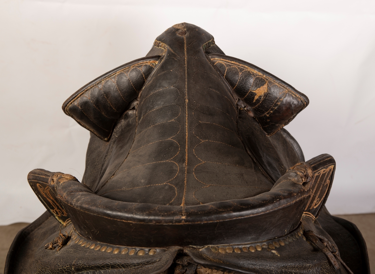Heltrukket med lær. Broderte initialer og årstallet 1773