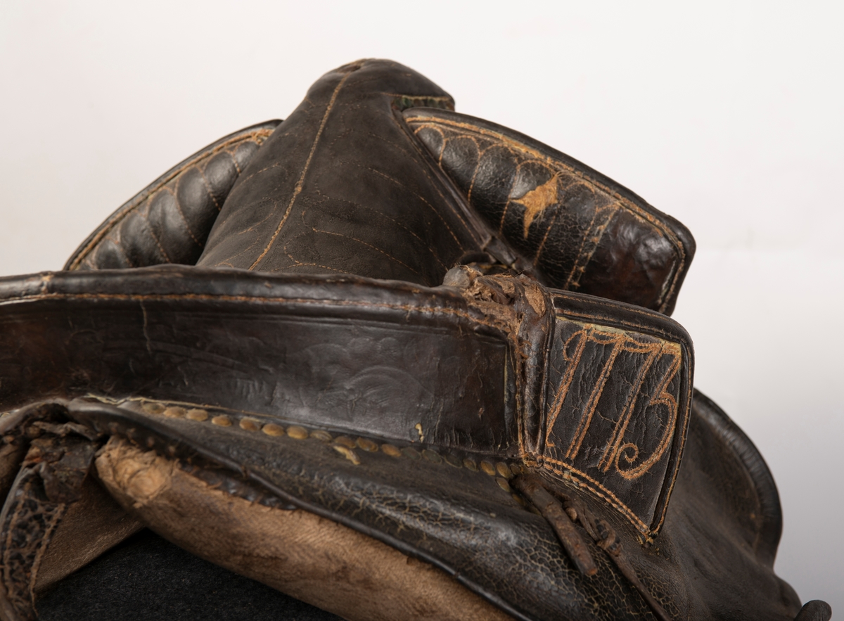 Heltrukket med lær. Broderte initialer og årstallet 1773